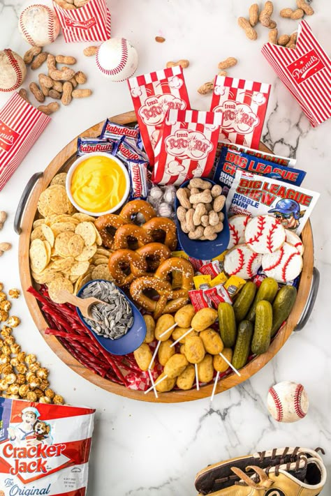 Sports Charcuterie Board Ideas, Baseball Food Ideas Concession Stands, Baseball Party Food Appetizers, Baseball Birthday Party Food Ideas, Softball Charcuterie Board, Baseball Theme Charcuterie Board, Sports Charcuterie Board, Basketball Charcuterie Board, Baseball Charcuterie Board