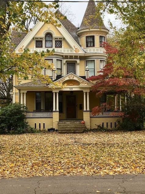 Mansion Homes, Old Victorian House, Queen Anne House, Old Victorian Homes, Victorian Style Homes, Open Staircase, This Old House, Victorian Houses, Victorian Architecture