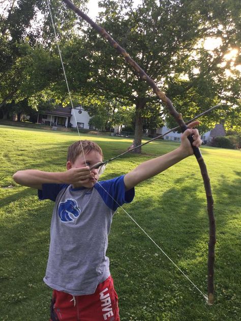 Are you looking for ways to make a bow and arrows for hunting, camping, gaming, or just for the fun of it? Here is an amazing DIY, with 25 guides that will help you build a simple, inexpensive, functional bow and arrow effortlessly. Some people can practically build this by themselves without the help of any guide, but to get it right and make a bow and arrow that lasts, you’ll need some direction and instructions. #Arrow #bow Homemade Bow And Arrow, Wooden Bow And Arrow, Cheap Bow And Arrow, Diy Bow Holder, Arrows Diy, Survival Bow, Sling Bow, Bubble Wand, Homemade Bows