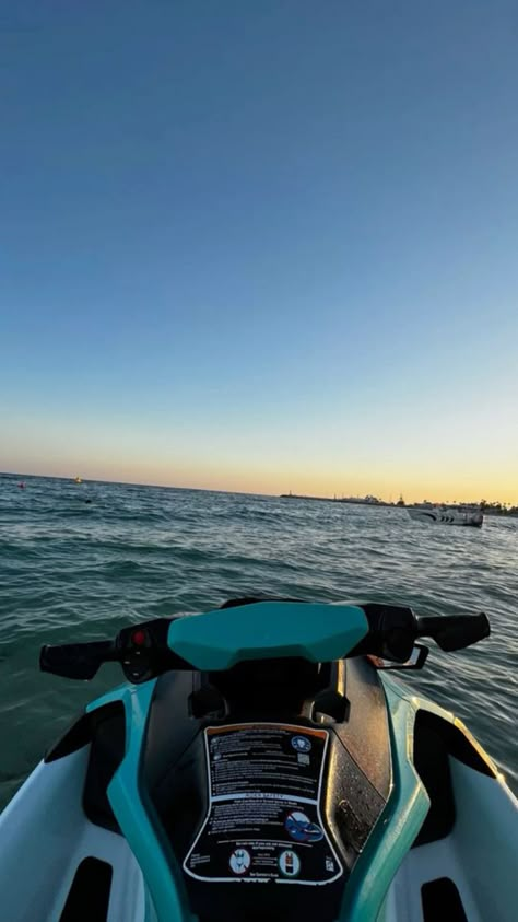 Jetskis And Boats, Jetskiing Aesthetic, Boat Beach Aesthetic, Vision Board Beach Aesthetic, Vision Board Photos Luxury Travel, Jet Skiing Aesthetic, Holiday Asthetic Picture, Water Skiing Aesthetic, Jetski Photos