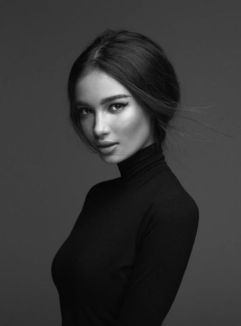 Kelsey Merritt, Headshots Women, Studio Portrait Photography, Studio Photography Poses, Shotting Photo, Photographie Portrait Inspiration, Portrait Photography Women, Self Portrait Photography, Foto Tips