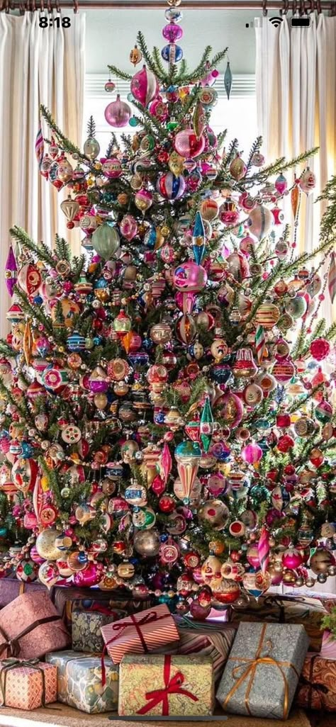 Christmas Garland Colorful, Bright Vintage Christmas, Vintage Theme Christmas Tree, Vintage Colorful Christmas Tree, Vintage Christmas Lights Outdoors, Vintage Style Christmas Tree, Christmas Tree With Colored Lights Ideas, Maximalist Christmas Tree, Bright Colored Christmas Tree