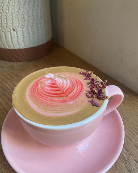 Pink Coffee Shop Aesthetic, Chai Tea Latte Aesthetic, Pink Coffee Aesthetic, Pink Cappuccino, Latte Art Aesthetic, Latte Aesthetic, Pink Latte, Pretty Alcoholic Drinks, Pink Cafe