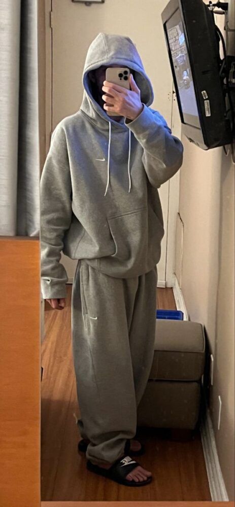 Nike Solo NRG Nike Sweats And Hoodie Outfit, Sweat Pants Hoodie Outfit, Skater Sweatpants Outfit, Baggy Sweatpants And Hoodie Outfit, Nike Hoodie And Sweatpants Outfit, Baggy Nike Sweatpants Outfit, Hoodie And Sweatpants Aesthetic, Men’s Lazy Outfits, Baggy Hoodie And Sweatpants