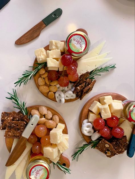 Mini Cheese Platter For One, Charcuterie For One Person, Mini Cheese Board For One, Mini Chucuttery Board Ideas, Mini Charcuterie Plates, Mini Charturie Boards, Mini Individual Charcuterie Board, Mini Personal Charcuterie Board, Mini Chacutery Board Ideas