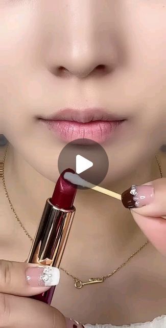 Only Lipstick Makeup Look, How To Do Makeup For Wedding, How To Apply Lipstick For Beginners, Lipstick Hacks Beauty Tricks, Natural Lipstick Tutorial, Lipstick Tutorial For Beginners, Makeup Looks Lips, Lipstick Tutorial Video, Makeup Looks Videos