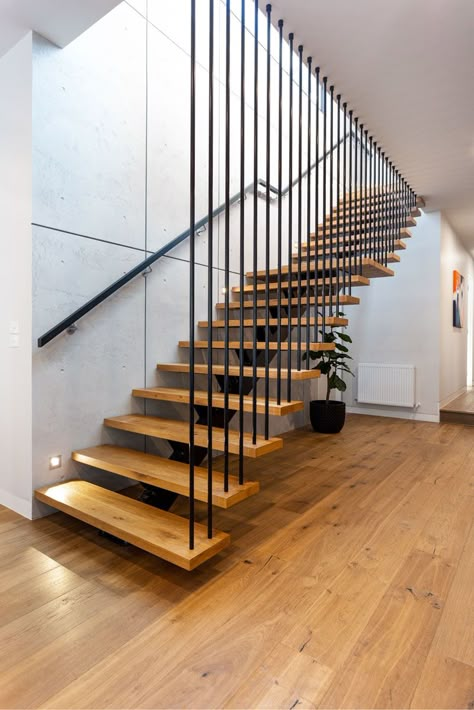 This modern open tread staircase has wood treads and a single metal stringer. #Stairs #ModernStairs #StaircaseDesign Railings Stairs, Wooden Staircase Design, درج السلم, Open Trap, Open Stairs, Staircase Design Modern, Escalier Design, Stair Railing Design, Open Staircase