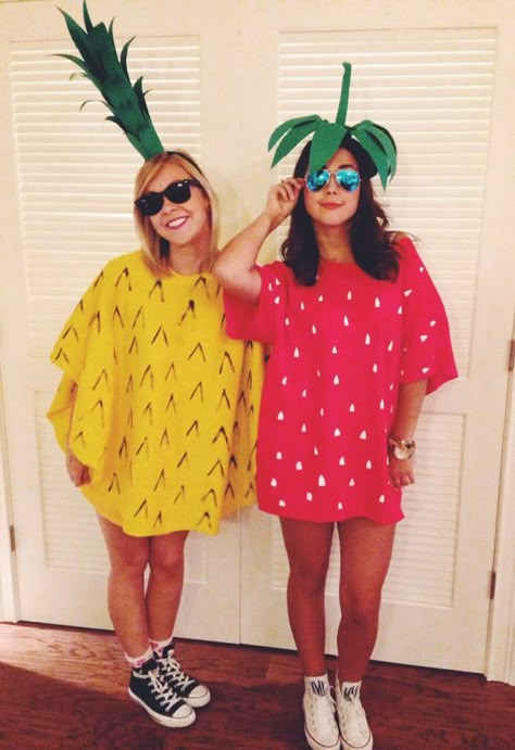 DIY pineapple and strawberry costume: Diy Karneval, Diy Fantasia, Pineapple Costume, Food Halloween Costumes, Strawberry Costume, Fruit Costumes, Diy Pineapple, Bff Halloween Costumes, Pineapple Strawberry