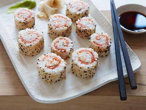 Making sushi at home is a fun, family-friendly activity. With plastic wrap, cooked sushi rice and an assortment of fillings, everyone can take turns assembling and shaping their own sushi rolls. For extra flavor and crunch, roll each roll of smoked salmon sushi in a mixture of dried garlic, sesame seeds, poppy seeds and onion flakes. Sushi Rolls Recipe, Alice's Restaurant, Breakfast Sushi, Sushi Roll Recipes, Sushi Recipe, Homemade Sushi, Holiday Appetizer, Sushi Roll, Yom Kippur