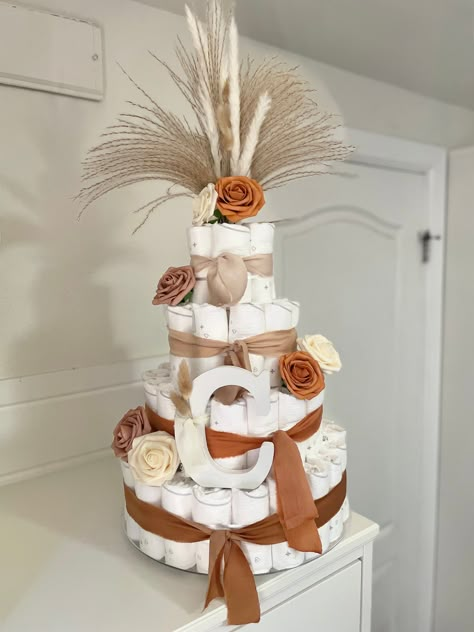 Boho Diaper Cake, Fall Diaper Cake, Pumpkin Diaper Cake, Boho Baby Shower Ideas, Unique Diaper Cakes, Diy Diaper Cake, Diaper Cake Ideas, Baby Boy Shower Favors, Strawberry Baby