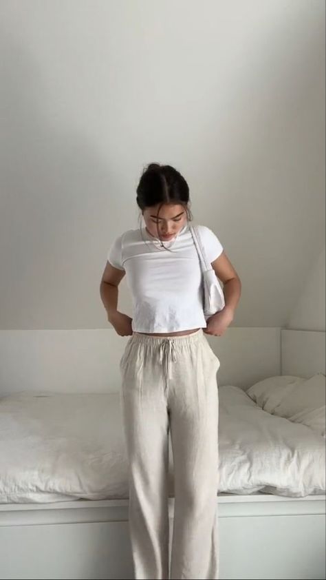 Neutral Ootd, Flowy Pants Outfit, Surfergirl Style, Vintage Summer Outfits, Parisian Outfits, India Trip, Linen Pants Outfit, Summer Pants Outfits, Cream Pants