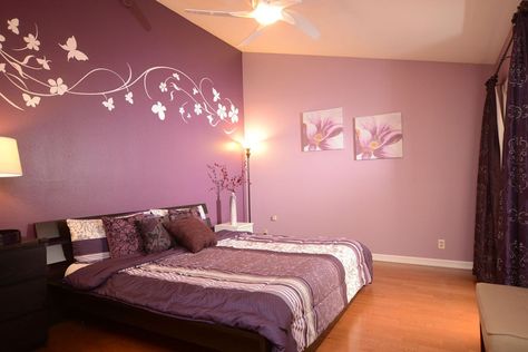 Two tone purple bedroom with wall decals and curtains and bed comforter Purple Bedroom Walls, Pink Bedroom Walls, Purple Bedroom Decor, Beautiful Bedroom Colors, Best Bedroom Colors, Room Color Combination, Wall Color Combination, Bedroom Color Combination, Purple Bedrooms