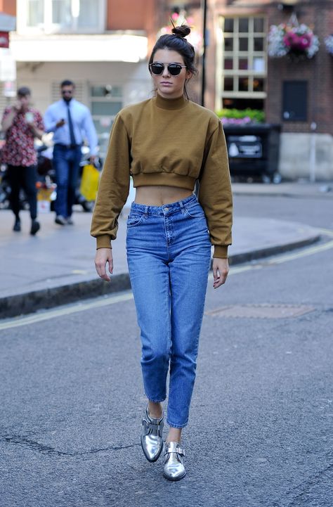 Case in point: Jenner in a cropped turtleneck sweater and high-waisted, slightly loose jeans while out and about in London Kendall Jenner Off Duty, Style Kendall Jenner, Stile Kendall Jenner, Kendall Jenner Street Style, Mom Jeans Outfit, Kendall Style, Kendall Jenner Outfits, Jenner Outfits, Outfit Jeans