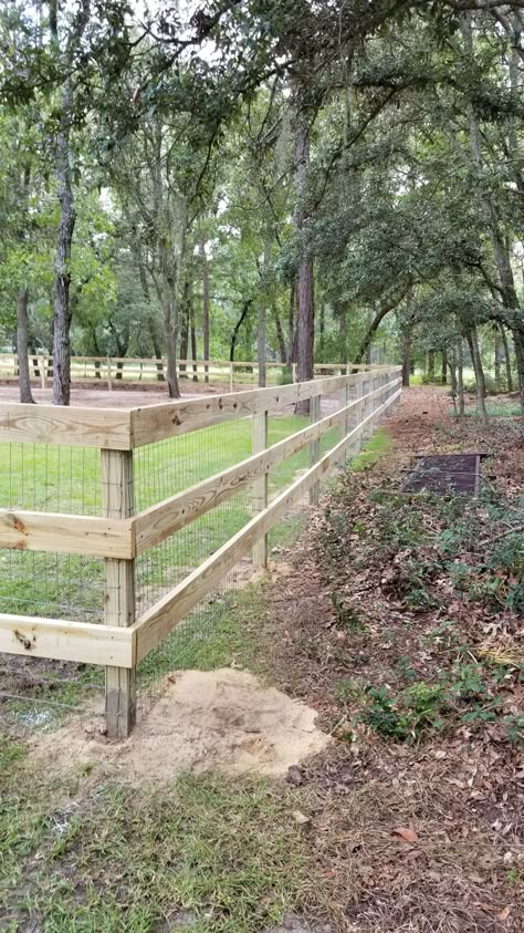 2x6 three rail fence with wire mesh behind. Rustic Wood Fence Ideas, Cheapest Fence Ideas, Landscaping Entrance, Ranch Fence, Farm Backyard, Pasture Fencing, Fences Ideas, Country Fences, Horse Fencing