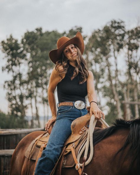 Creative Outdoor Photoshoot Ideas, Senior Horse Photography, Western Photoshoot Ideas, Outdoor Photoshoot Ideas, Horse Photoshoot Ideas, Western Photo Shoots, Cowgirl Photography, Horse Senior Pictures, Cowgirl Photoshoot