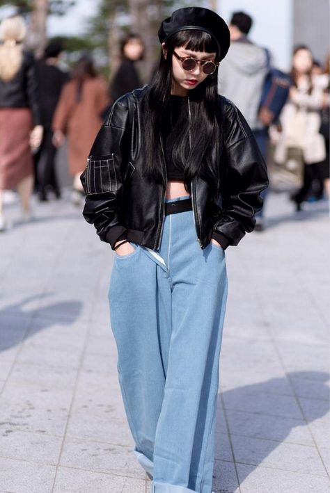 Korea's Buzziest City Is Making Its Style Mark: A Peek Inside Seoul Fashion Week China Street Fashion, 00s Mode, Japan Fashion Street, Seoul Fashion Week, Seoul Fashion, Asian Street Style, Looks Street Style, Tokyo Fashion, Japanese Street Fashion