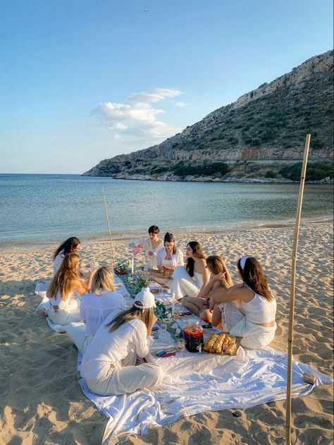 Picnic By The Beach, Bridal Picnic, Bachelorette Beach Weekend, Birthday At The Beach, Beach Picnic Party, Picnic Inspo, Sunset Picnic, Seventeenth Birthday, Picnic Birthday Party