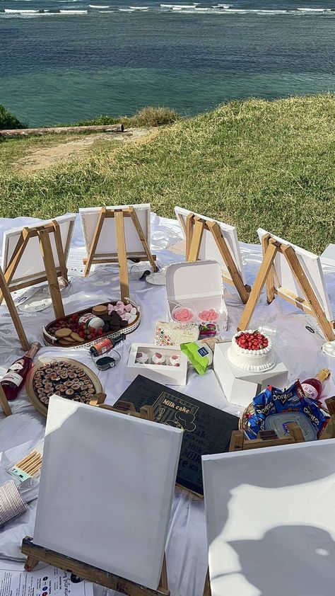 #picnicfoodideas #picnicaesthetic Picnic And Painting Aesthetic, Birthday Picnic Painting, Art Picnic Ideas, Beach Picnic Activities, Cute Picnic Party, Picnic Art Ideas, Girls Picnic Ideas, Picnic Painting Ideas, Painting Picnic Date