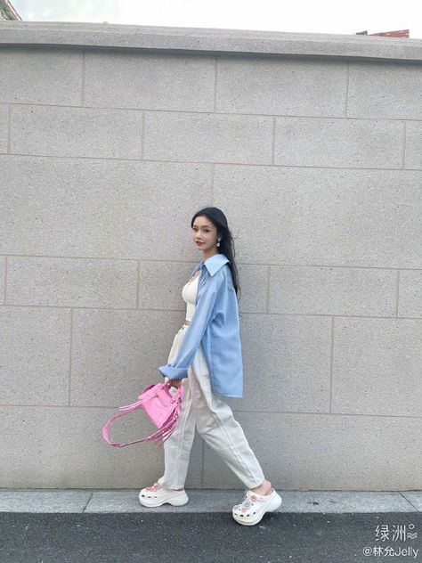 Lin Yun, Platform Crocs, Model Pose, Model Poses, Spring Summer Outfits, Spring Outfits, Normcore, Fashion Inspo, Girl Outfits