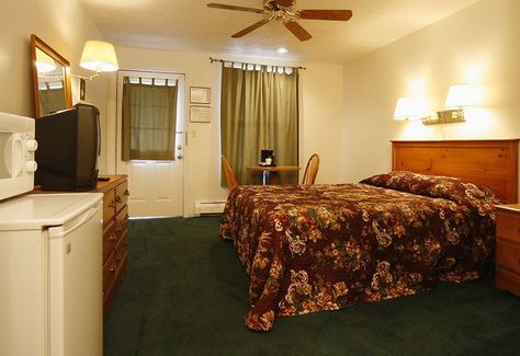 Queen Room 1970s Motel Room, 80s Hotel Room, Motel Room Aesthetic, 70s Motel, Room With Ceiling Fan, Cheap Motel, Cheap Motels, Cheap Hotel Room, Old School Aesthetic