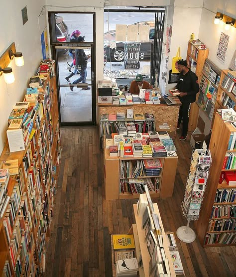 Bookstore Layout Plan, Small Book Store Ideas, Small Bookstore Ideas, Bookstore Furniture, Tiny Bookstore, Small Bookstore, Bookshop Café, Bookstore Design, Indie Bookstore