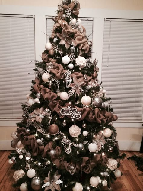 Simply Christmas Tree Decor, Decorations For Black Christmas Tree, Christmas Tree Ideas With Burlap, Christmas Tree Ideas Simple Elegant, Beige And Brown Christmas Tree, Christmas Tree Ideas Brown, Cream And Brown Christmas Tree, Brown Theme Christmas Tree, Brown Decor Christmas Tree