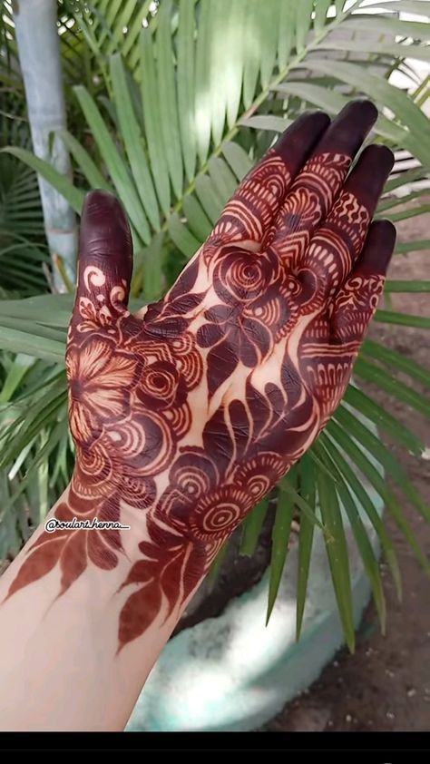 Mehndi Designs Front Palm, Modern Palm Mehndi Designs, Front Design Mehndi, Simple And Cute Mehndi Designs, Mahindi Design Hands Beautiful, Modern Mehndi Designs Palm, Mehndi Front Hand Designs, Simple Henna Designs Hand Front Palm, Mehndi Front Hand Simple