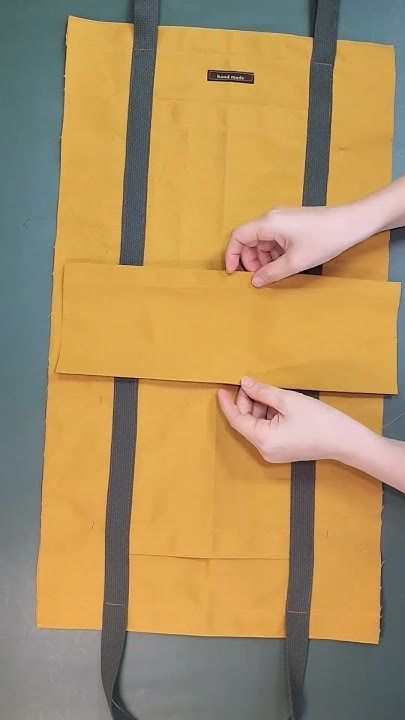 Making Bags Tutorial, Tot Bag Couture, How To Make Paper Bags, Easy Tote Bags To Sew, Tote Bag Diy Tutorial, Sew Tote Bag, Tote Bag Diy Pattern, Bag Making Ideas, Återvinna Jeans