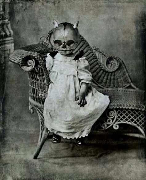 21 Creepy Black and White Photos That Will Give You Nightmares - Creepy Gallery Images Terrifiantes, Vintage Bizarre, Vintage Halloween Costumes, Creepy Halloween Costumes, Vintage Halloween Photos, Photo Halloween, Creepy Costumes, Weird Creepy, Creepy Vintage