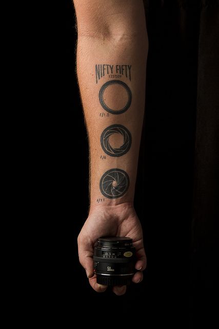 Does he realise this looks like the iris on a stargate? Lol. F Stop Tattoo, Tattoo Photography Ideas, Aperture Tattoo, Vintage Camera Tattoos, Photography Tattoos, Photographer Tattoo, Camera Tattoos, Jagua Henna, Photography Tattoo