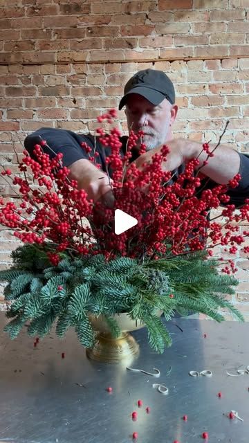 E͏P͏O͏C͏H͏ F͏L͏O͏R͏A͏L͏ on Instagram: "3 INGREDIENT HOLIDAY• Tip: use a wreath to cuff a large bowl then add your fav holiday blooms. Ilex/Anemone brighten up the grey winter days. #floraldesign #holidayvibes #freshflowers #inbloom #diy #share #save #red #anemone #holidaydecor #flowerpower (All flowers and container are from @kennicottchicago )" Package Wrapping Ideas, Christmas Floral Arrangements Diy, Red Roses Centerpieces, Unique Party Decor, Christmas Deco Ideas, Package Wrapping, Christmas Greens, Red Anemone, Holiday Flowers