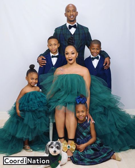 Glam Family Photoshoot, Christmas Family Photoshoot, Family Christmas Pictures, Family Photoshoot Outfits, Family Holiday Photos, Family Picture Outfits, Bella Naija Weddings, Black Families, Family Photo Outfits