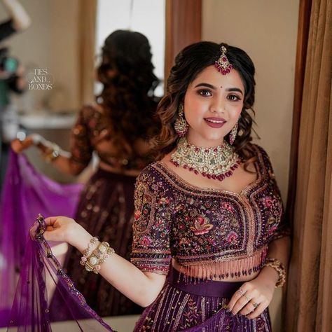 Purple Lehenga Bridal Receptions, Purple Lehenga Makeup Look, Purple Lehenga Bridal, Purple Indian Outfit, Lehenga Jewellery Ideas, Lehenga Accessories, Kerala Engagement Dress, Wedding Matching Outfits, Hairstyle Indian