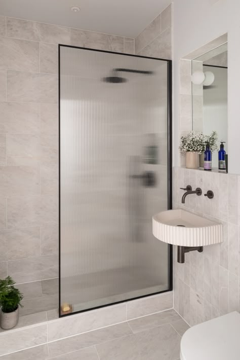 Small bathroom with semi-circular fluted-concrete sink and fluted-glass shower partition. Clever Design In A Small London Apartment - The Nordroom Guess Bathroom, Bathroom Sink Design, Small Bathroom Renovation, Glass Interior, Fluted Glass, Shower Niche, Glass Partition, Unique Bathroom, Big Bathrooms