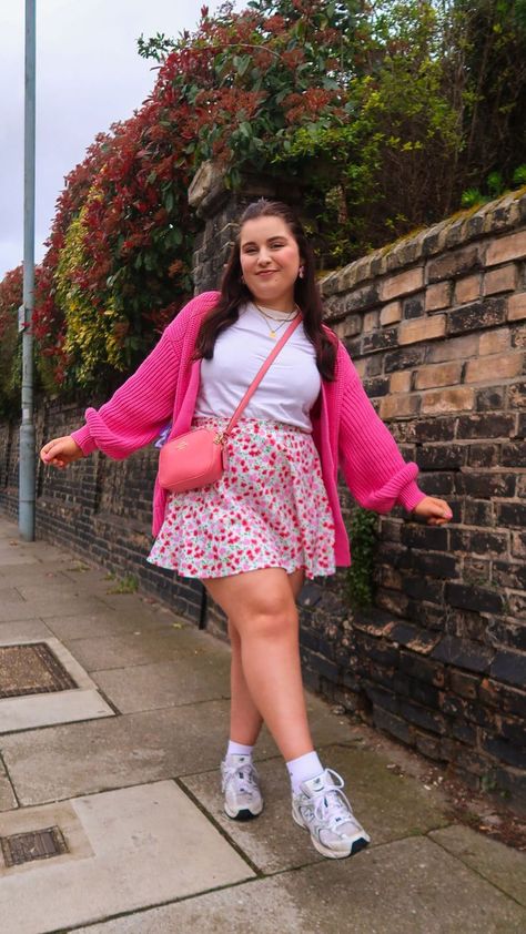 Cute Summer Outfits Plus Size Casual, Plus Size Preppy Outfits Spring, What To Wear With Floral Skirt, Danish Pastel Outfits Plus Size, Plus Size Pink Skirt Outfit, Barbiecore Aesthetic Outfit Plus Size, Curvy Pink Outfits, Pink Outfits Curvy, Plus Pink Outfits