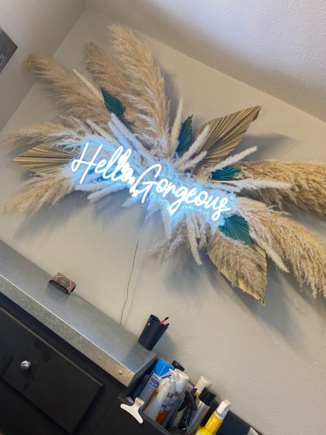 Wall Feather Decor, Feather Wall Design, Natural Salon Decor Interior Design, Modern Makeup Room, Eyebrow Salon Decor, Pompass Grass Wall Decoration, Feather Room Decor, Boho Chic Salon, Pampas Grass Wall Decor