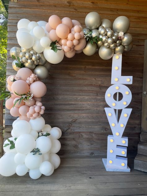 Balloon Decorations For Engagement, Wedding Balloon Backdrop Ideas, Wedding Arch Balloons And Flowers, Engagement Party Photo Wall, Selfie Station Ideas Backdrops, Wedding Anniversary Balloon Decoration, Balloon Arch Proposal, Engagement Decor With Balloons, Bride Balloon Decoration