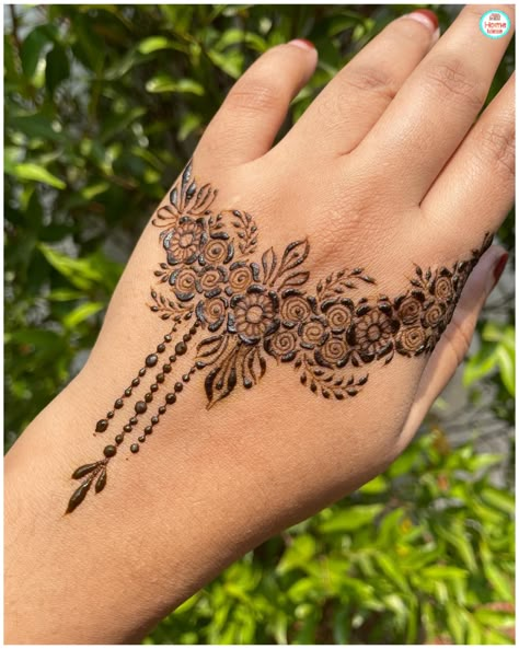 Trendy Henna Designs, Mehndi Designs Traditional, Mehndi Saree, Saree For Bride, Brides Mehndi, Mehndi Clothes, Hair Wedding Ideas, Art Design Tattoo, Simple Henna Designs Hand