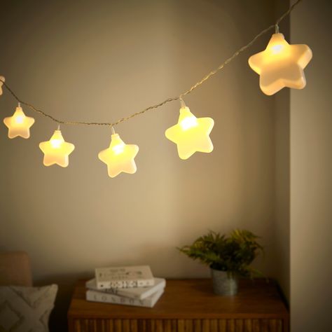 Room Ideas Celestial, Room Decoration Inspo Aesthetic, Aesthetic Room Decor Things, Space Aesthetic Room Decor, Bedroom Ideas Stars, Cute Room Lights, Cute String Lights, Cute Room Decor Night Lights, Cool Night Lights