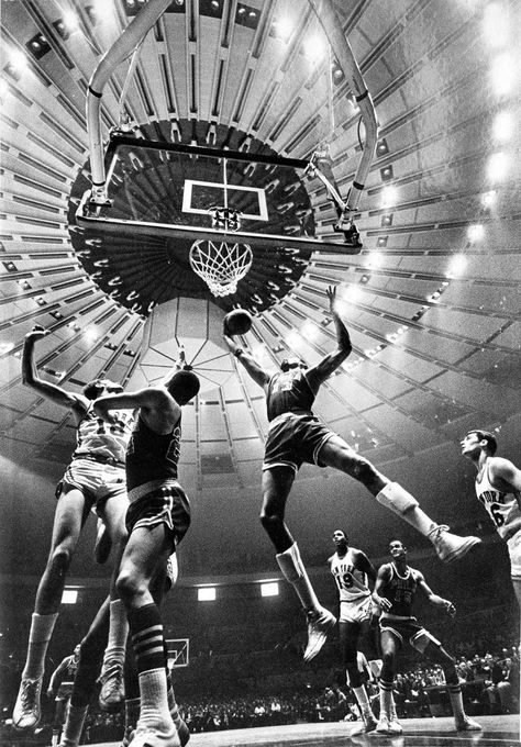 Vintage Sports Aesthetic, Photo Basket, Instant Family, Wilt Chamberlain, Sports Photo, Basketball Photos, School Basketball, Black And White Picture Wall, Basket Noir