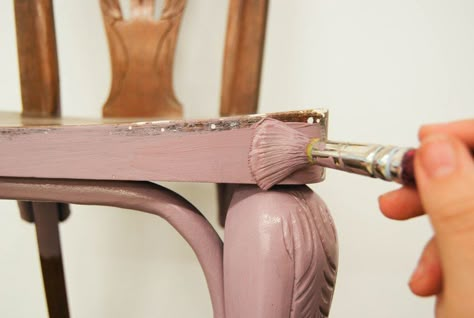 Cómo transformar una silla clásica en una bohemia y femenina | En el taller de Antic&Chic Chalk Paint Muebles, Ideas Comedor, Chalk Paint Chairs, Painted Chairs, Chalk Paint, Chalk, Diy Decor, Shabby Chic, Home Decor