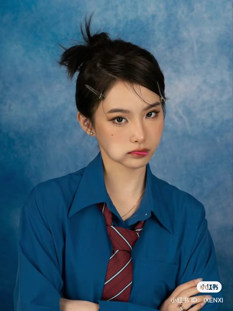 School Photo Makeup Ideas, Year Book Pictures Makeup, Yearbook Aesthetic Photoshoot, Yearbook Photo Outfits, Korean Yearbook Photoshoot, Graduation Creative Shot Ideas Philippines, Id Photo Hairstyles, Yearbook Makeup Looks, Yearbook Pose Ideas