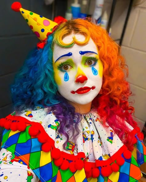 Cute Clown Accessories, Rainbow Clown Aesthetic, Sparkly Clown Makeup, Clown Costumes Halloween, Clown Hairstyles Short Hair, Friendly Clown Makeup, Cute Clown Mask, Girly Clown Costume, Clown Costume Colorful