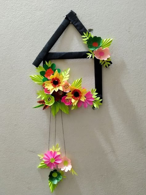 Hanging Crafts, Flowers Hanging, Crafts Paper Flowers, Diy Crafts Paper, Paper Flower Wall Decor, Paper Wall Hanging, Paper Flower Decor, Paper Flower Crafts, Wall Hanging Crafts