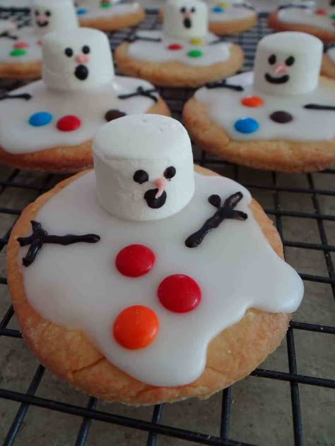 11 fun ideas for Christmas cooking with kids | Cooker and a Looker - Australian Home Cooking Jul Kaka, Crockpot Candy, Melted Snowman, Christmas Cookies Easy, Xmas Food, Christmas Party Food, Christmas Snacks, Christmas Cooking, Christmas Chocolate