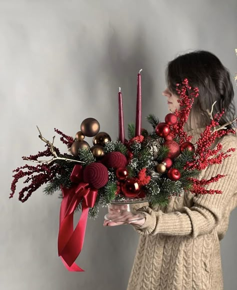 New Year Floral Arrangement, Christmas Flower Arrangements Ideas, Flower Arrangements Winter, Floral Arrangements Winter, Flower Garden Aesthetic, Winter Flower Arrangements, Flower Arrangements Ideas, Christmas Flower Decorations, Winter Floral Arrangements