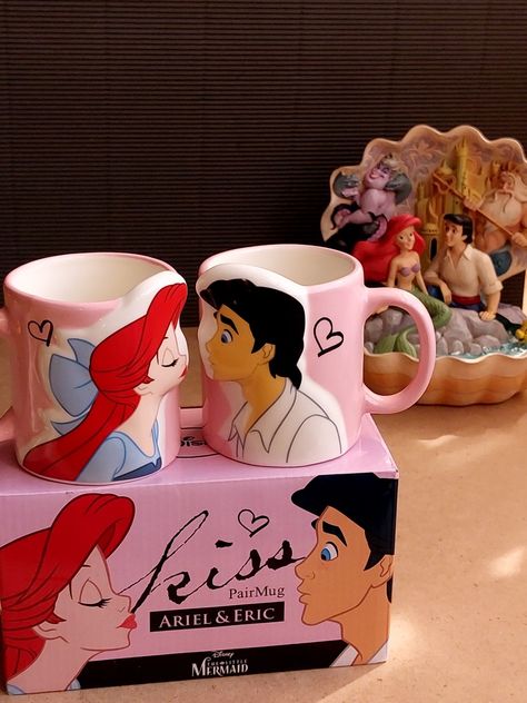 Coffee Designs Art, Disney Dishes, Girl Apartment Decor, Disney Room Decor, ليلو وستيتش, Disney Coffee Mugs, Classy Halloween Costumes, Disney Cups, Strawberry Decorations