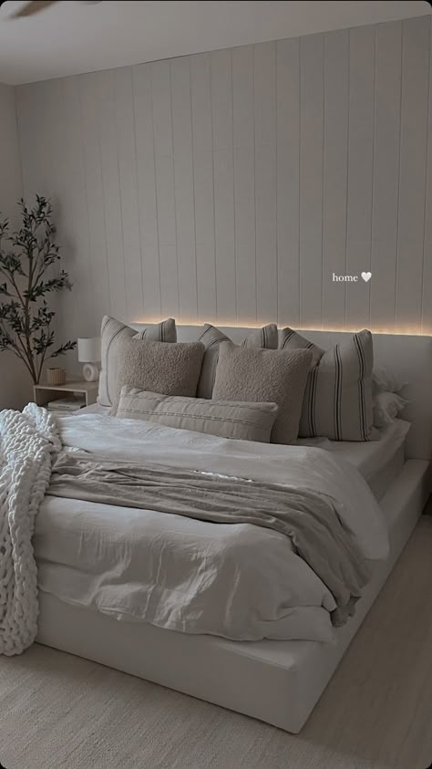 Cream Studio Apartment, Aesthetic Clean Apartment, Cream Bedrooms Ideas Inspiration, Bedroom Makeover Aesthetic, Flat Sheet On Bed, Bedroom Ideas Cream Walls, Clean Bed Aesthetic, Aesthetic Bed Ideas Cozy, Bedroom Ideas Beige Walls