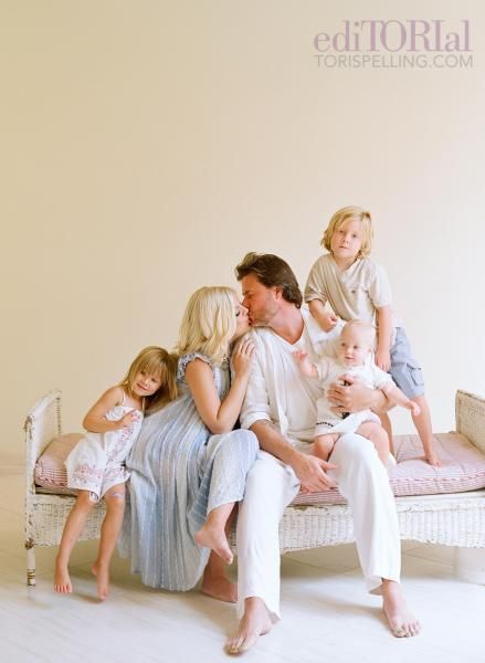 amazing and elegant family pictures every year Studio Family Portraits, Tori Spelling, Family Inspiration, Family Of 5, Foto Baby, Happy Labor Day, Family Posing, Family Photo Sessions, Cute Family