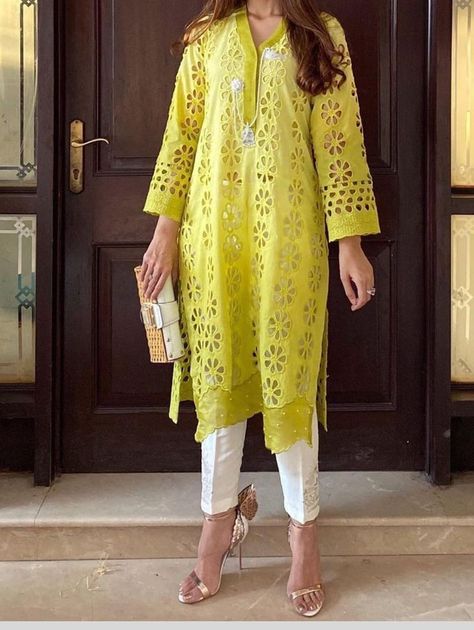 Chicken Work Dresses, Chicken Work Kurti Designs Latest, Chicken Cord Set Design, Chicken Lace Kurti Designs, Kaprey Design, Chicken Suits Indian Designs, Chicken Suits Designs, Chikenkari Dress Ideas, Phulkari Design